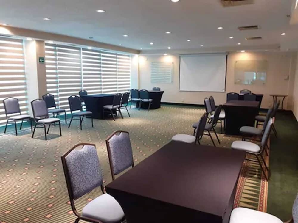 Courtyard By Marriott Toluca Airport 24/45