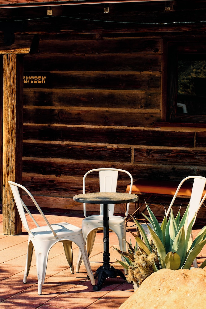 Pioneertown Motel 33/53