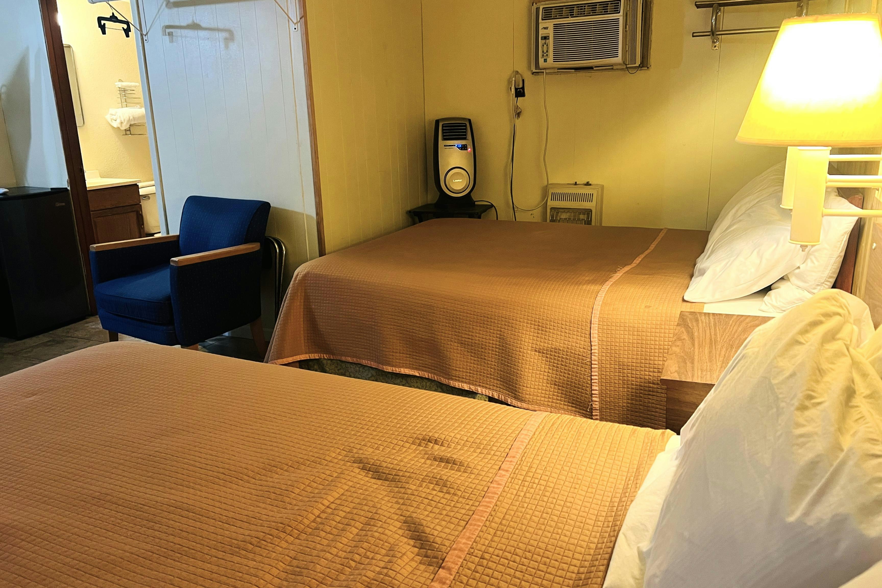 Sparta Motel Near St. Louis / Mississippi River IL 19/27