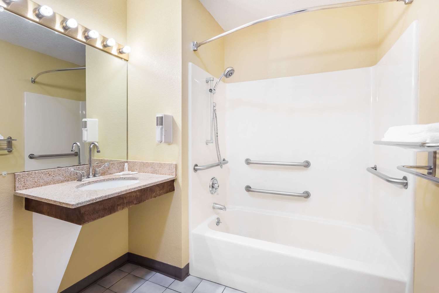 Days Inn by Wyndham Simpsonville 29/31