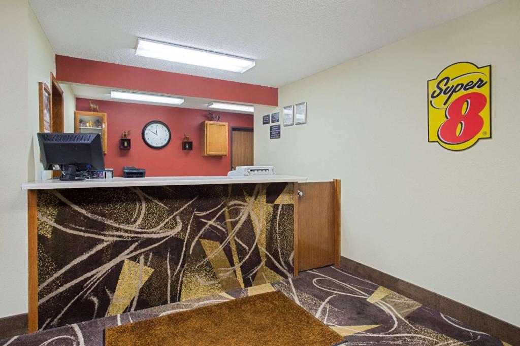 Super 8 By Wyndham Charles City 4/26