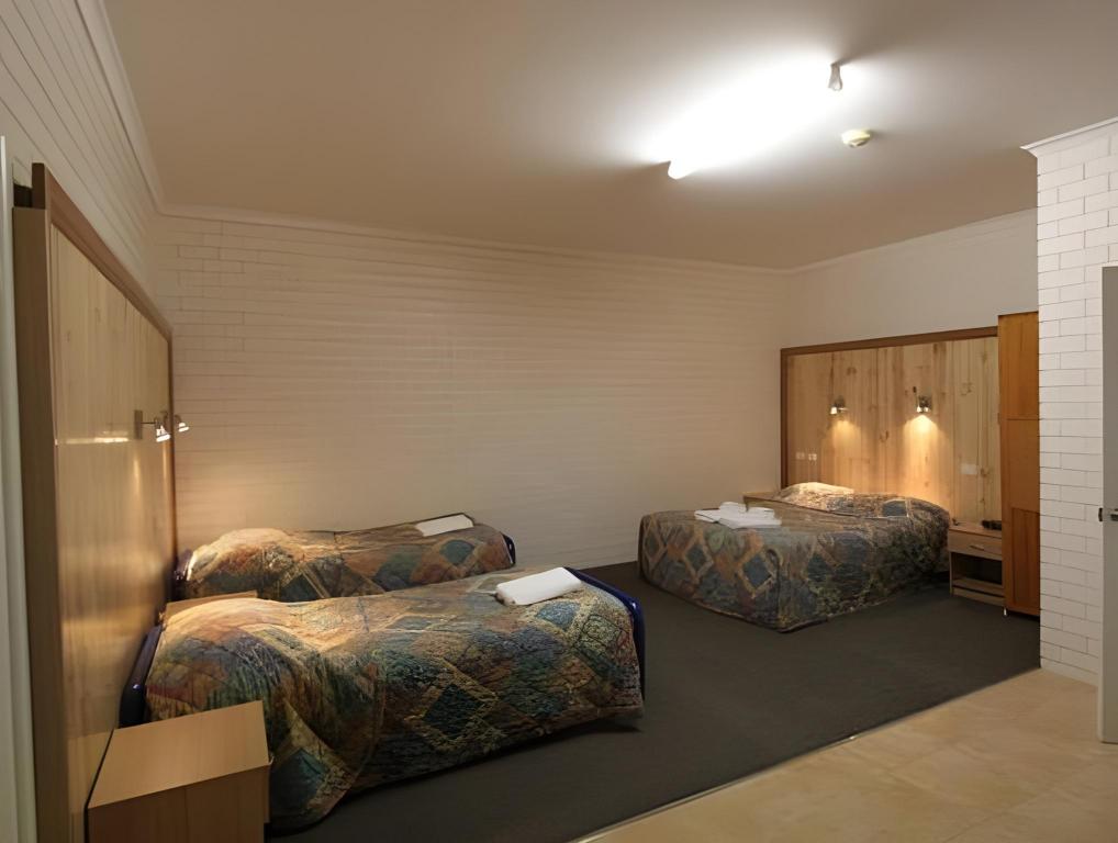 Lazy River Motor Inn 7/32