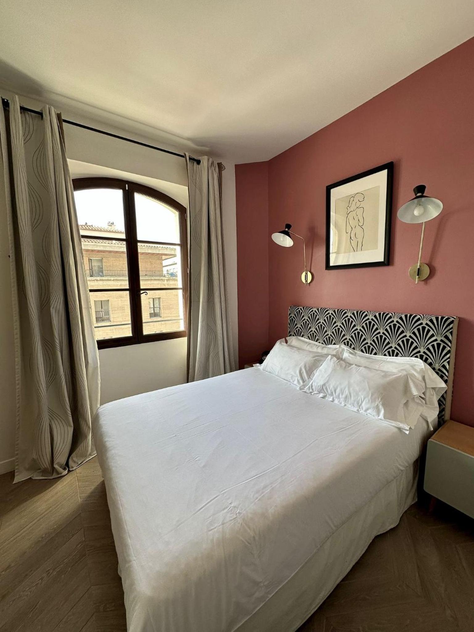 Room, Double or Twin Bed, Side Old Port View