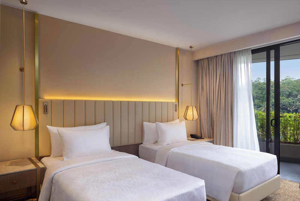 The Golden Crown Hotel 17/66