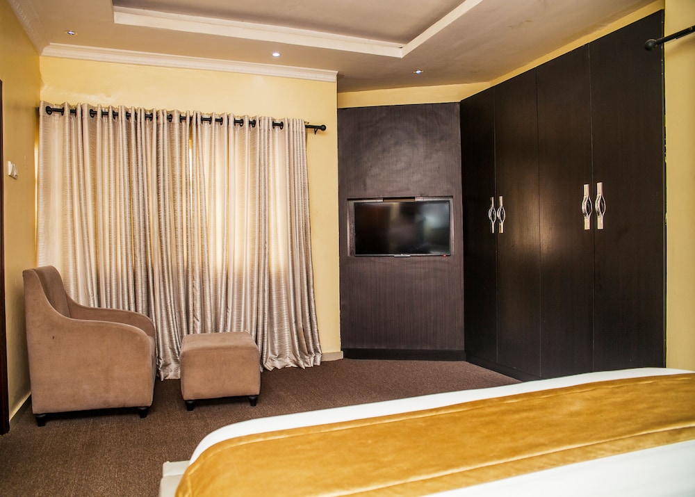 Cribville Hotel & Suites 3/41