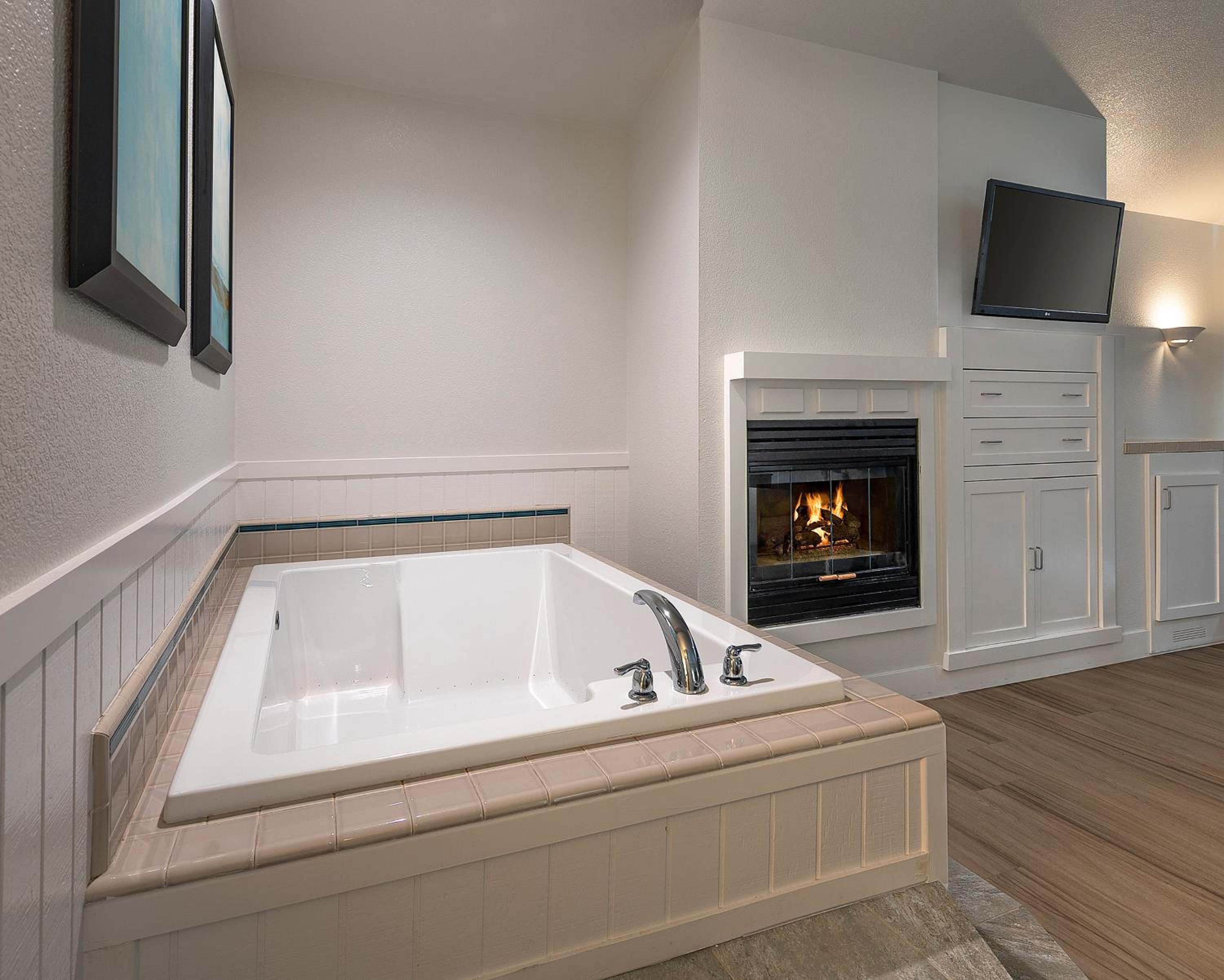 Suite, King Bed, Hot Tub, Cambria Landing Inn & Suites 3/4
