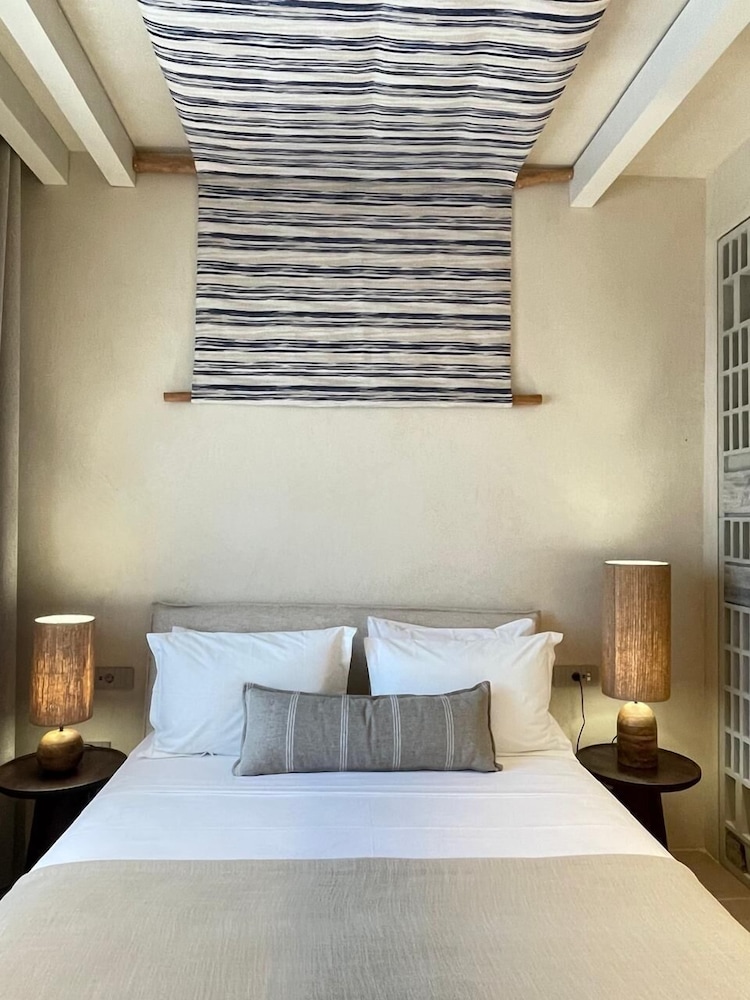 PREMIUM, QUEEN BED, BALCONY
