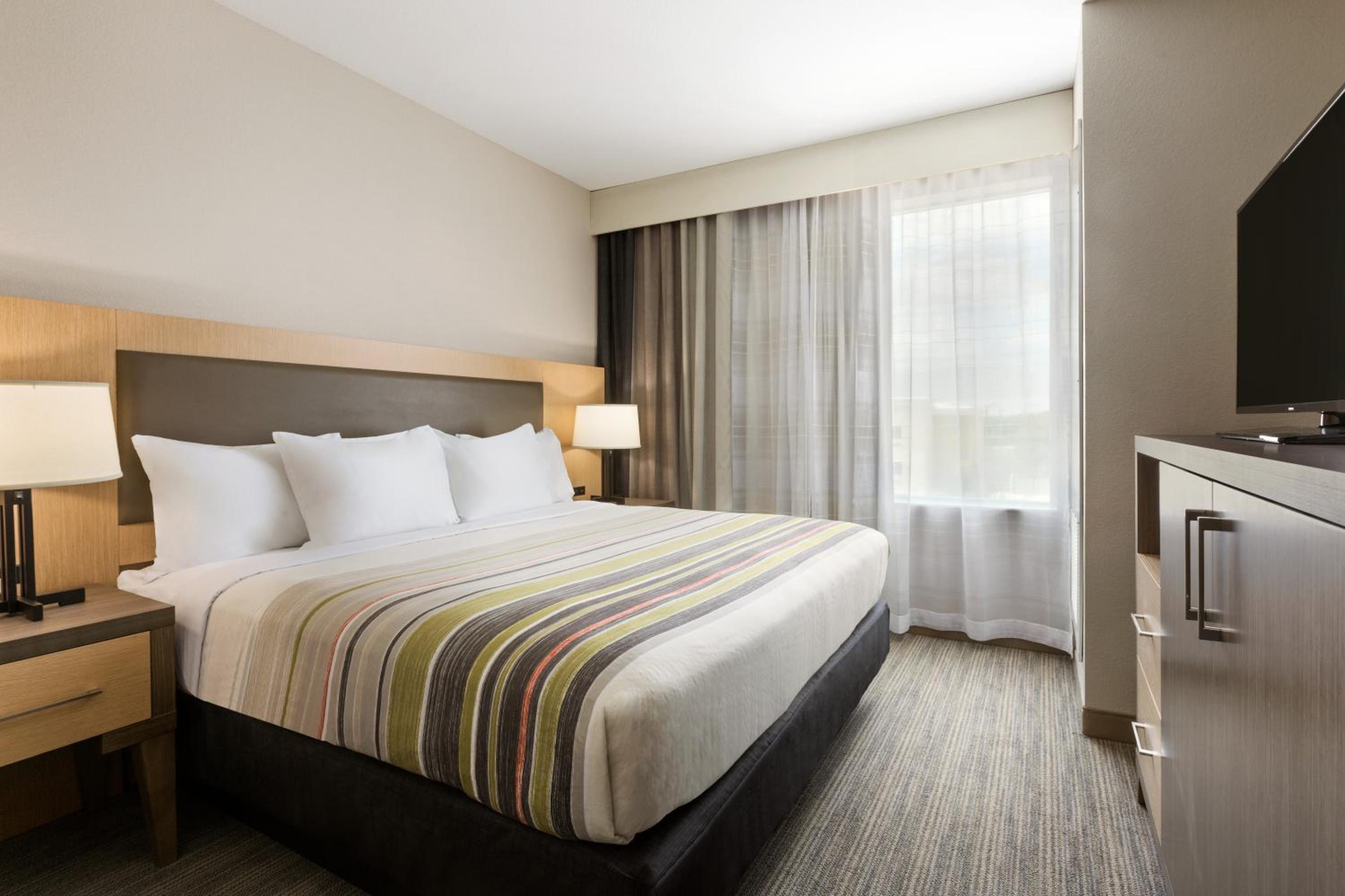 SUITE, KING BED