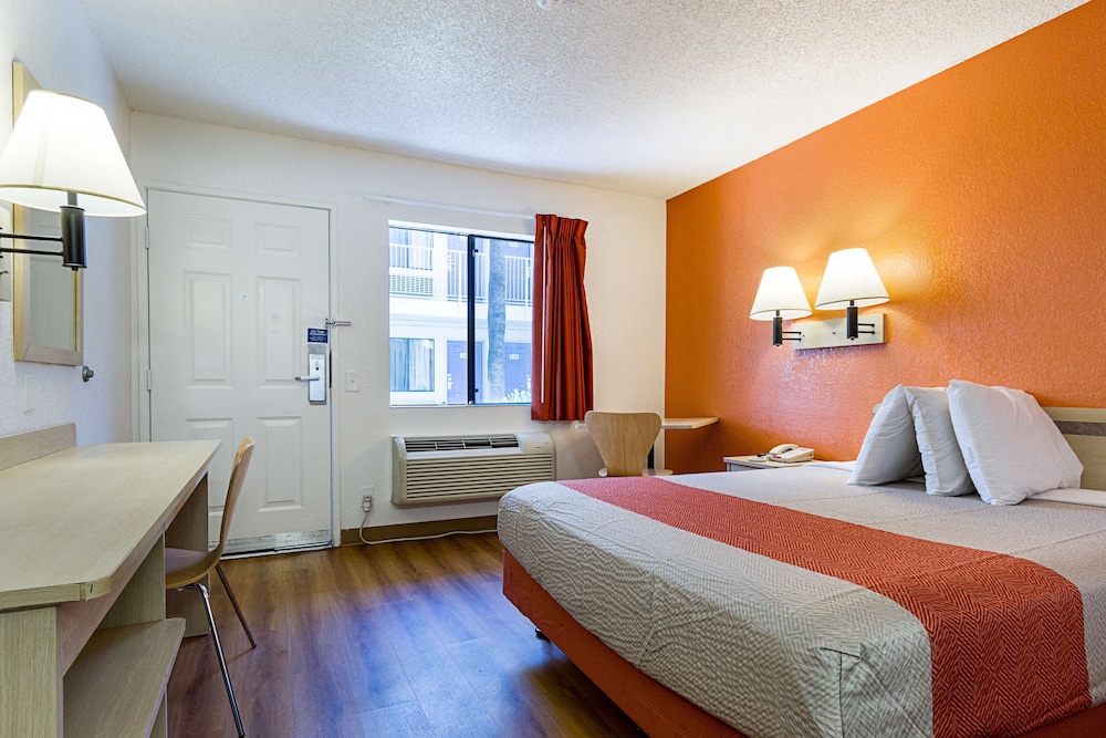 STANDARD, QUEEN BED