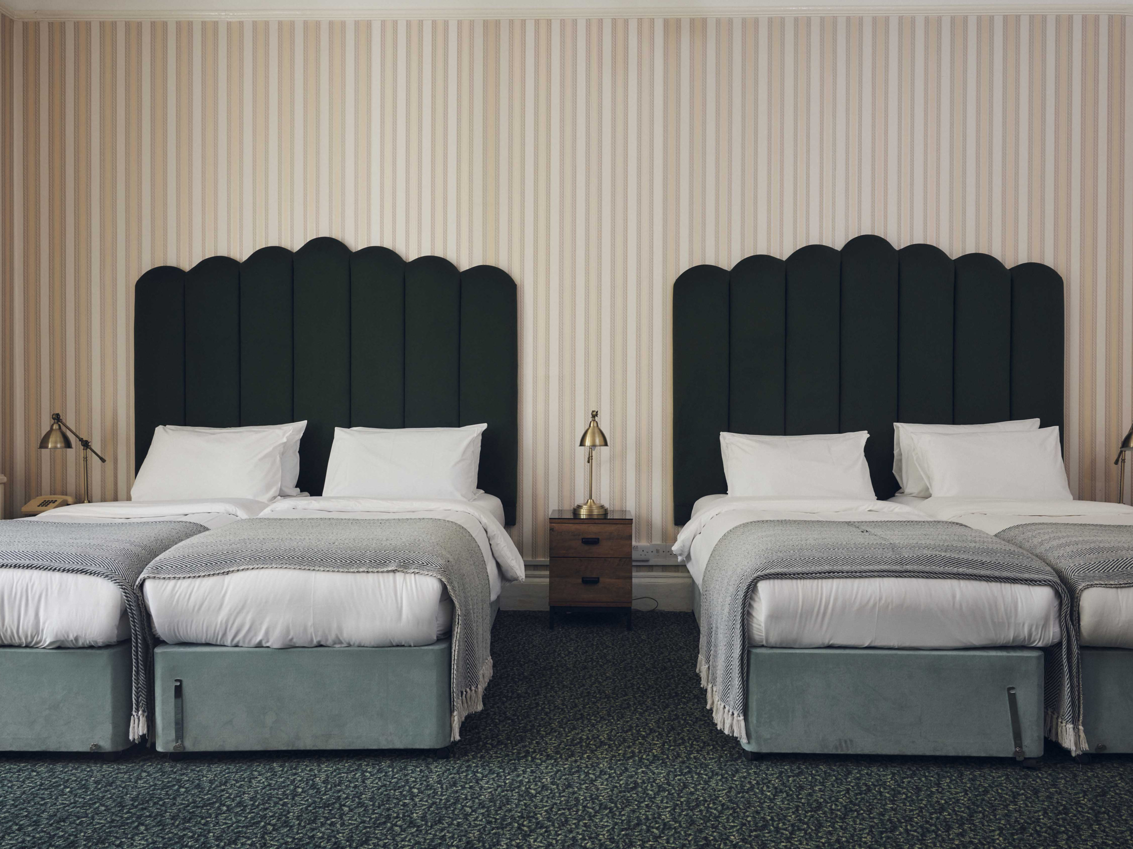 ROOM, QUADRUPLE