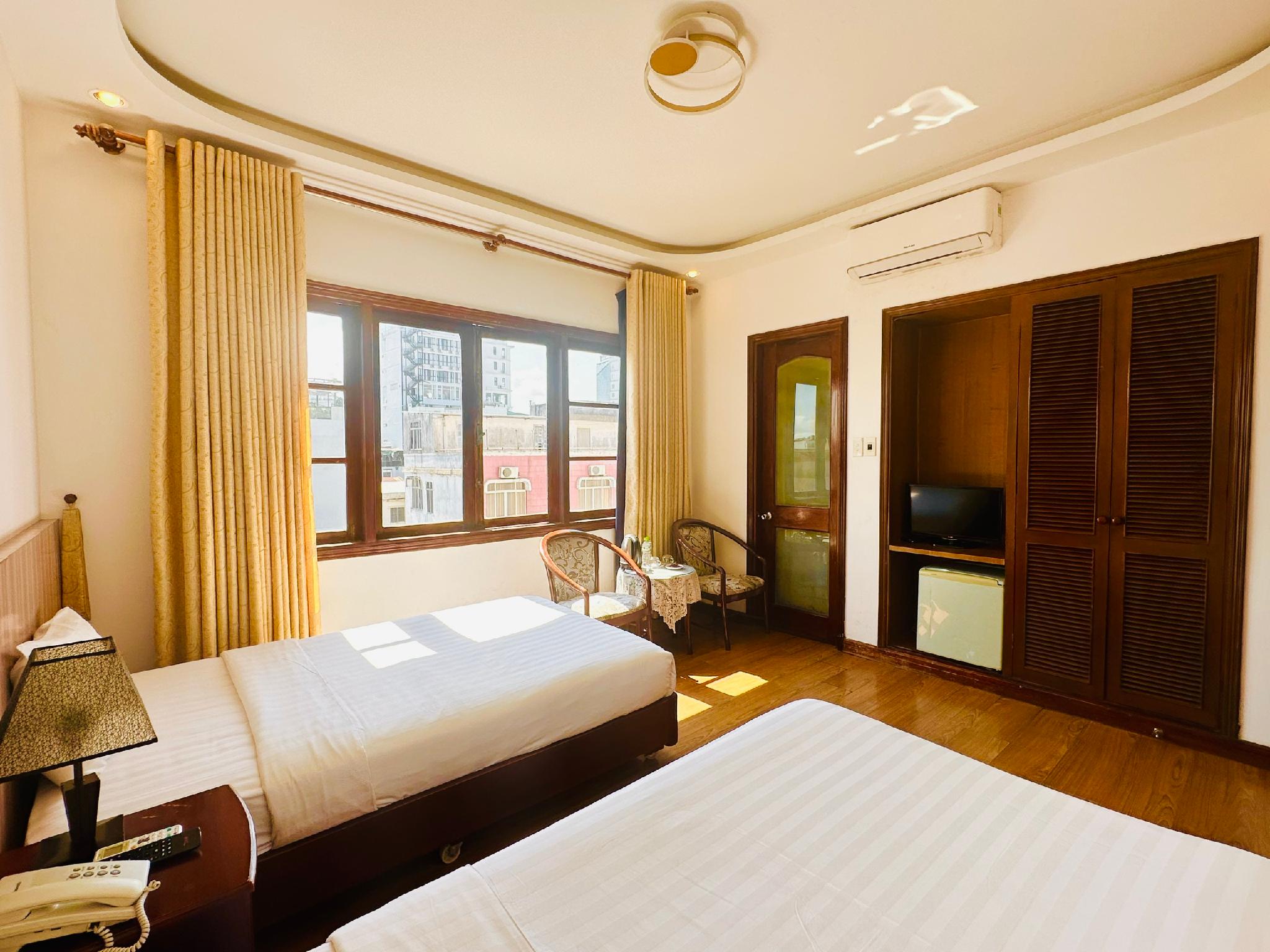 Deluxe, Twin Beds, City View