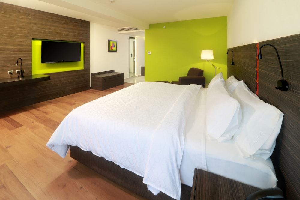 HOLIDAY INN EXPRESS MEXICO AEROPUERTO 6/37