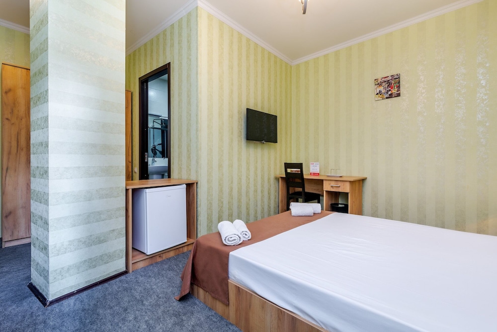 غرفة قياسية ثلاثية بسرير كوين وسرير فردي بإطلالة على الفناء بشرفة، HOTEL MARLYN 3/5