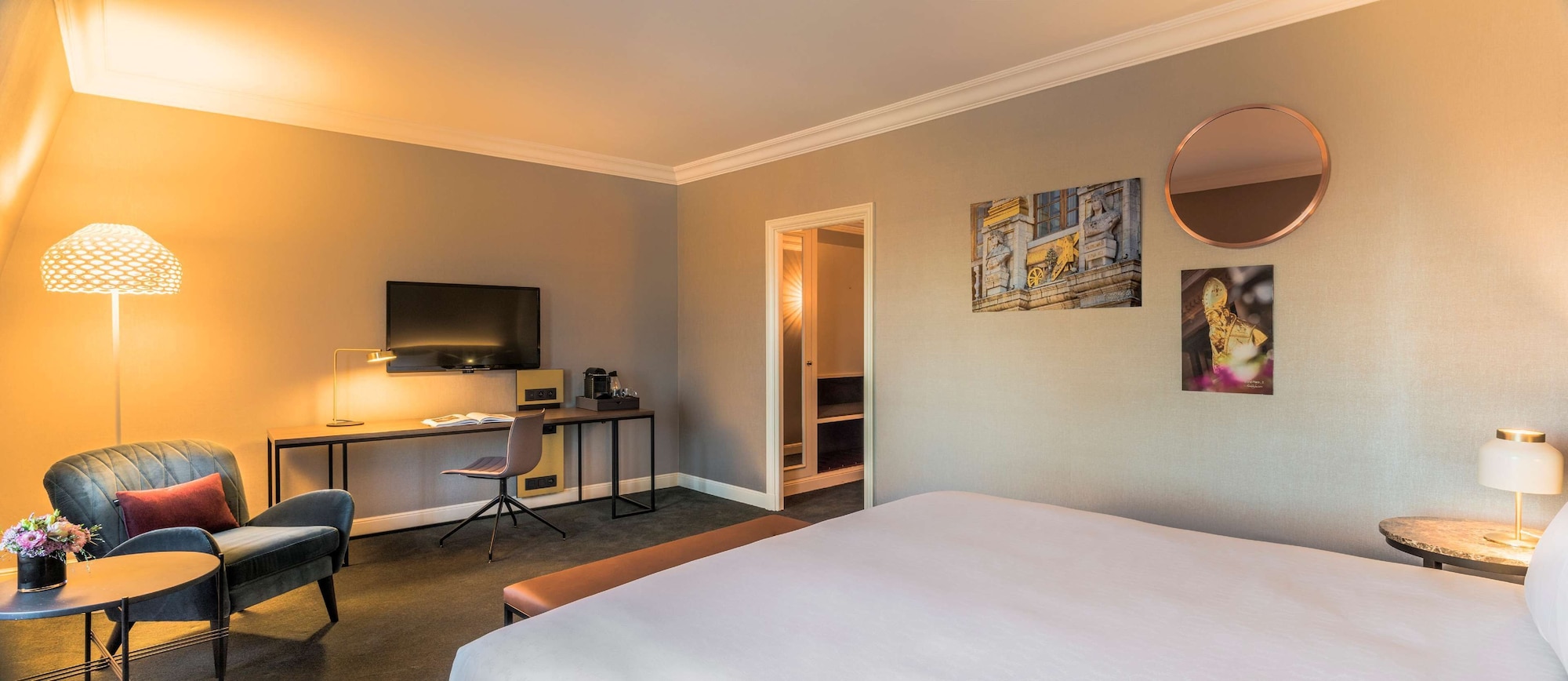 غرفة تنفيذية بسريرين منفصلين مع دخول صالة النادي، Hilton Brussels Grand Place 4/7