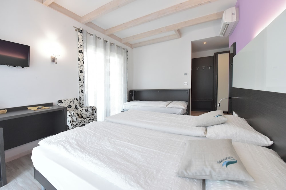 DELUXE, TRIPLE, BALCONY