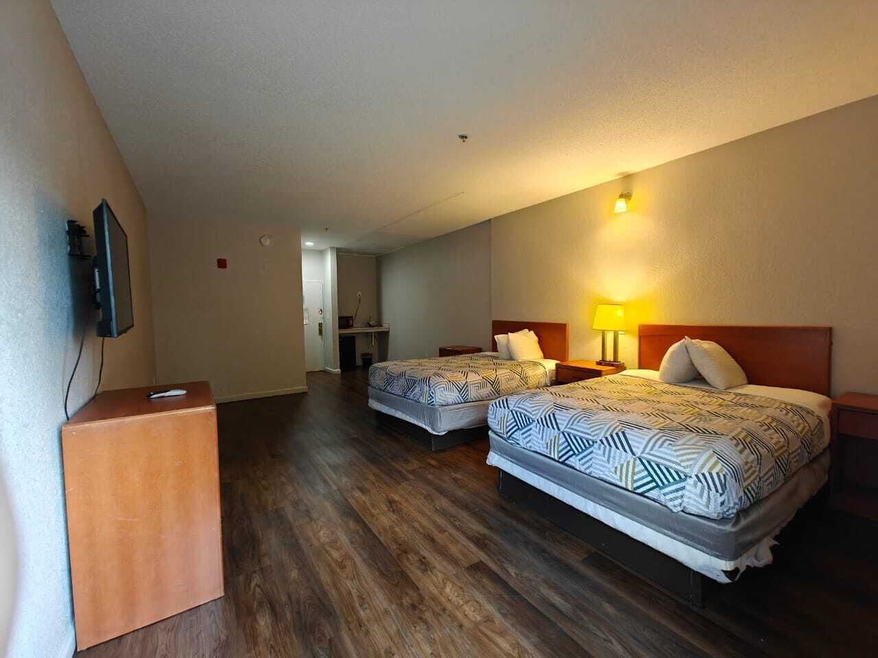 STANDARD, 2 QUEEN BEDS