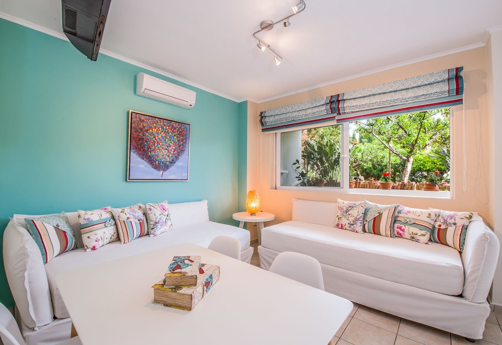 Stamatakis Boutique Studios 6/50