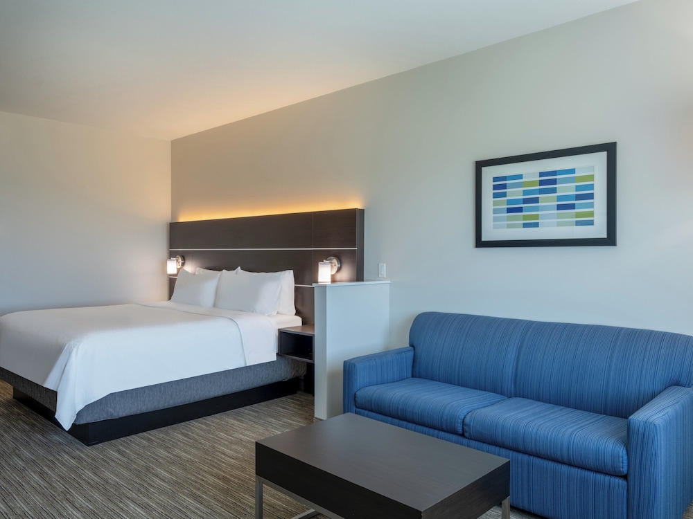 Holiday Inn Express and Suites Watertown 35/74
