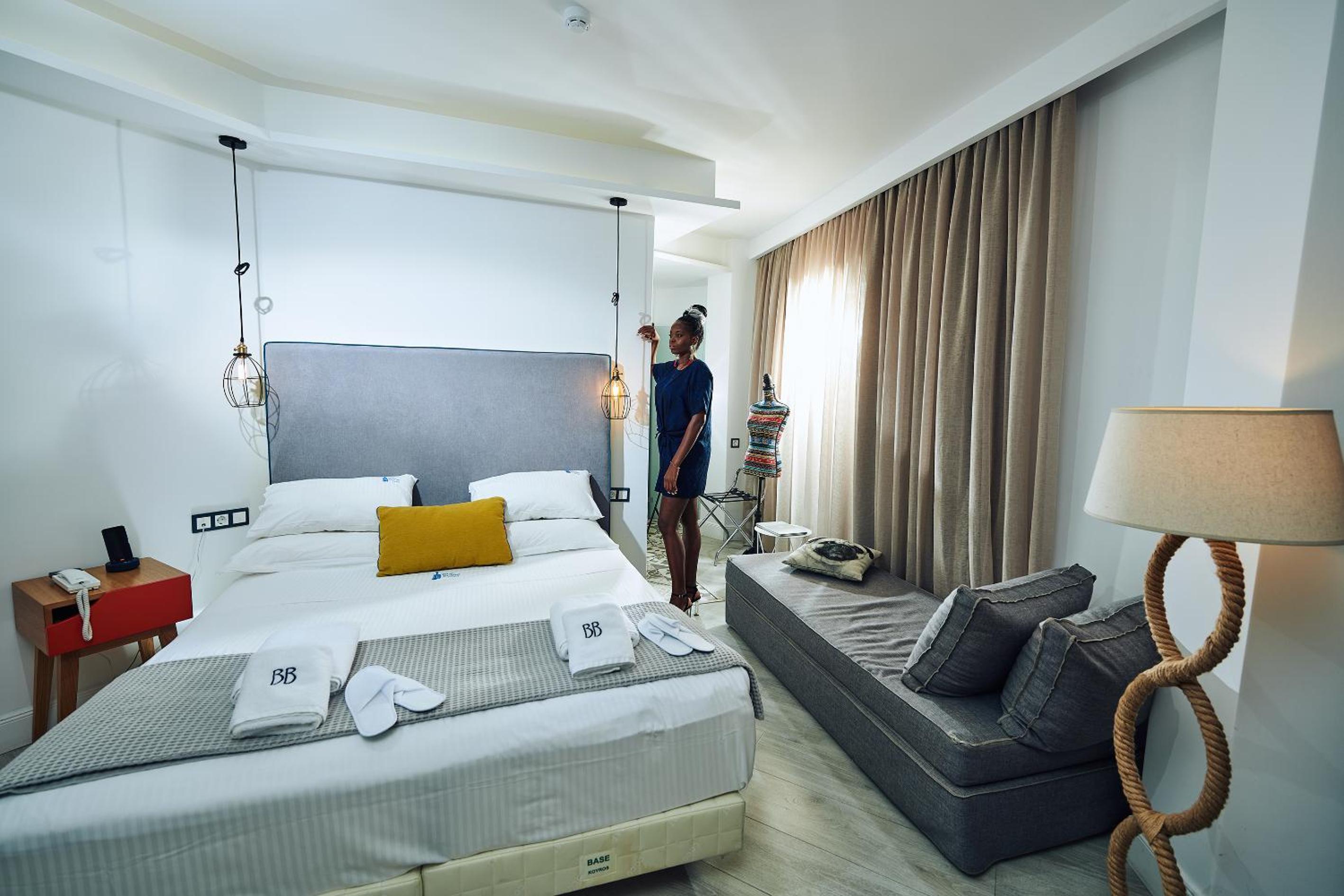 جناح جونيور بشرفة، Blue Bottle Hotel 4/10