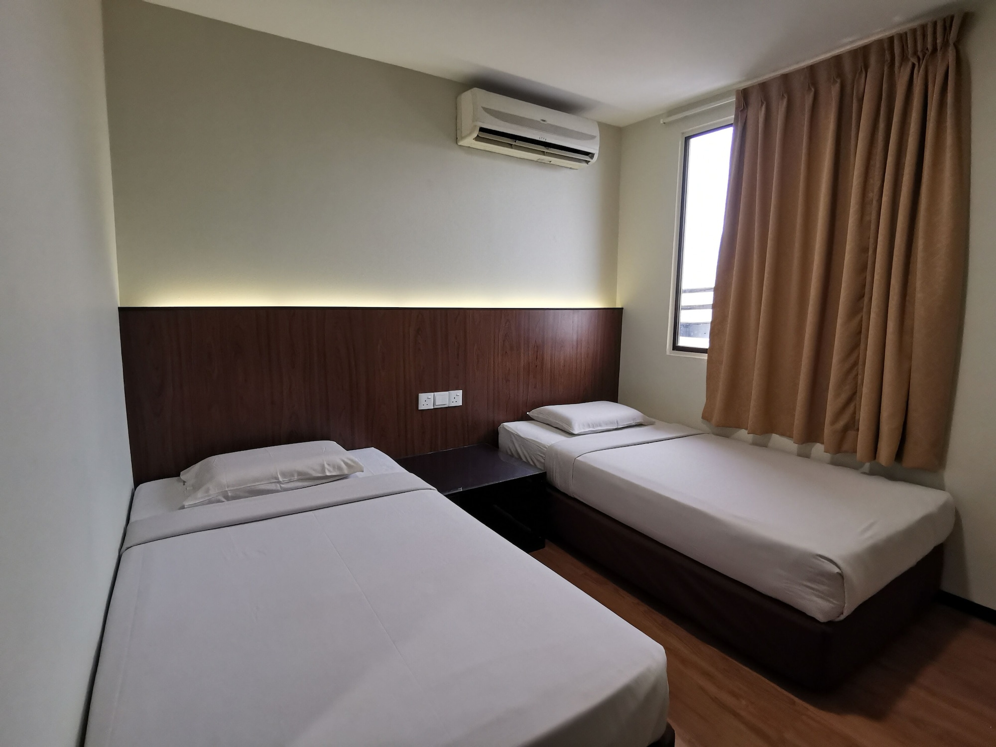 DELUXE, TWIN BEDS