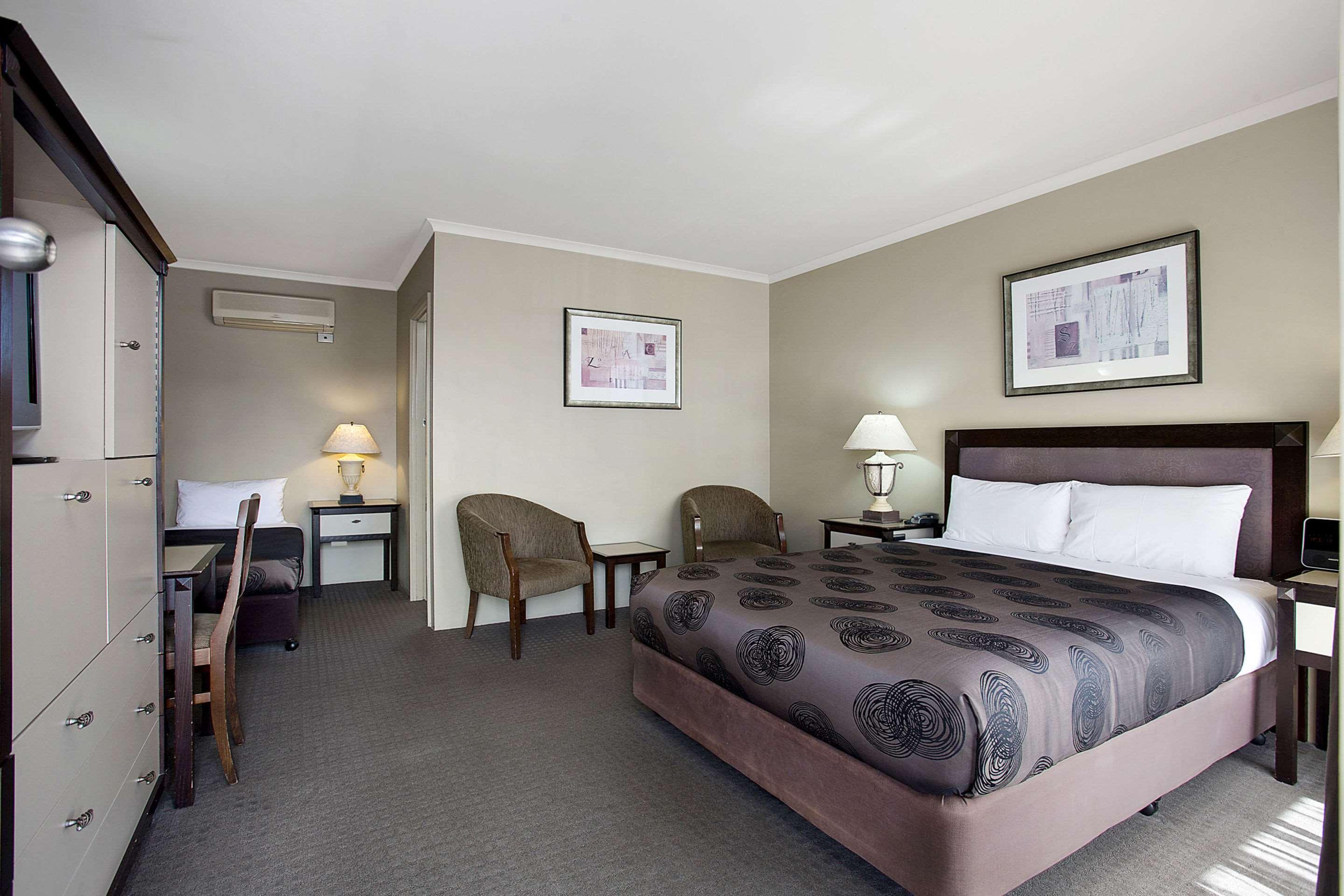 Room, 1 Queen and 1 Single Bed