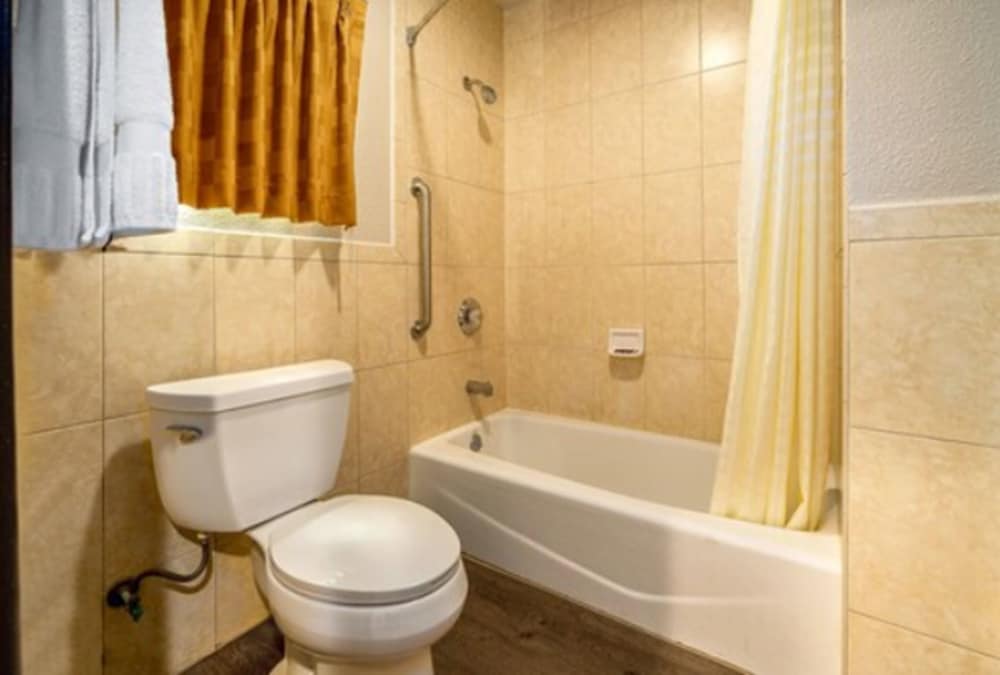 Oak Park Motel 25/28
