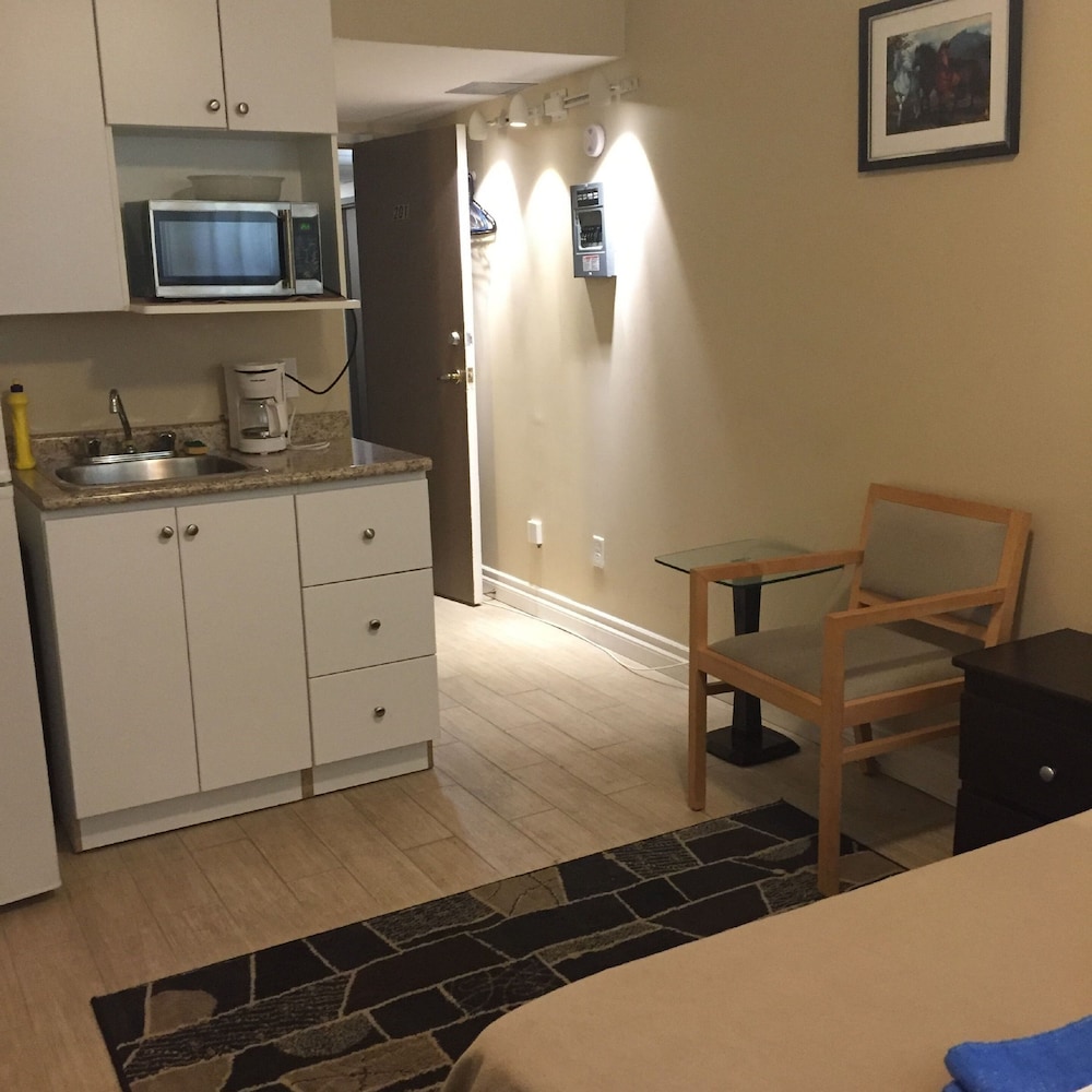 Toronto Furnished Living 26/52
