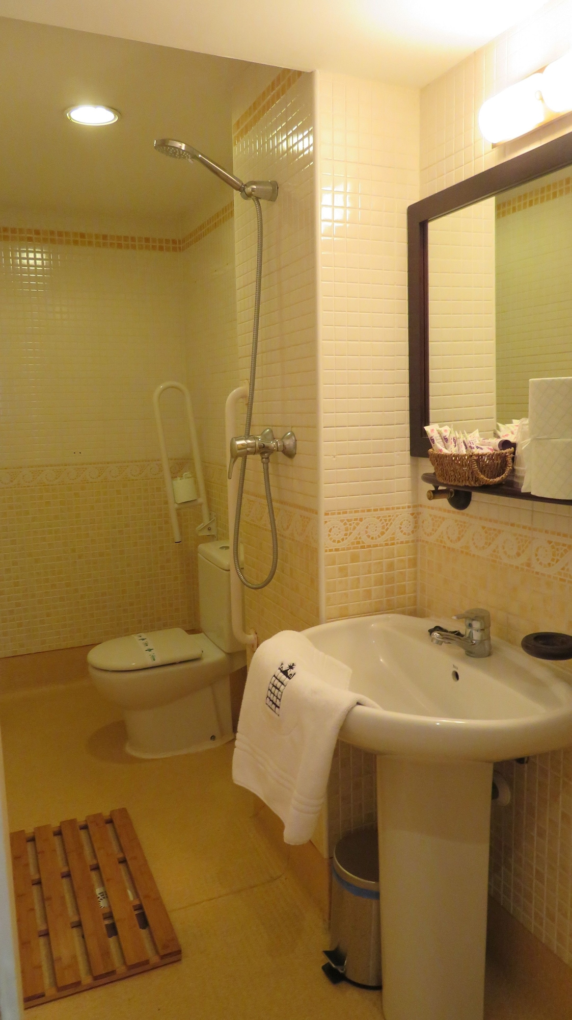 غرفة ديلوكس عائلية بسرير كوين وسريرين منفصلين، PALACIO REJADORADA 2/3