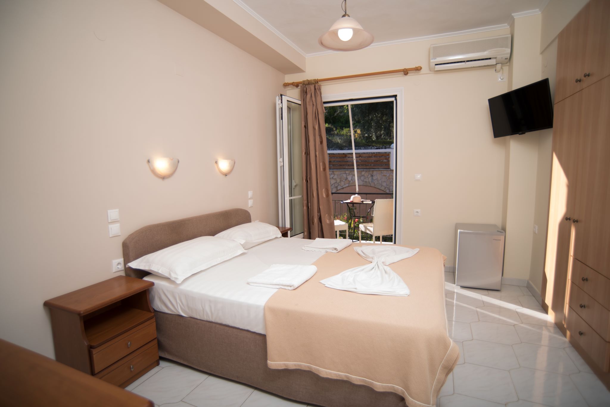 Room, Double or Twin Bed, Mountain View