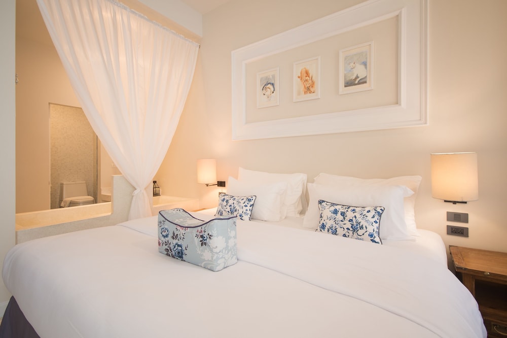 LITTLE NYONYA HOTEL 11/50