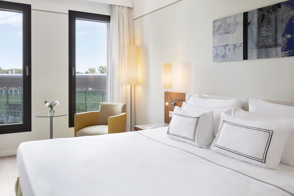 The Level, Twin Beds