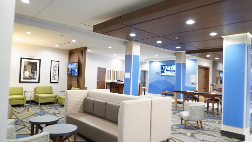 Holiday Inn Express & Suites Dallas Market Center – Love Fi 6/57