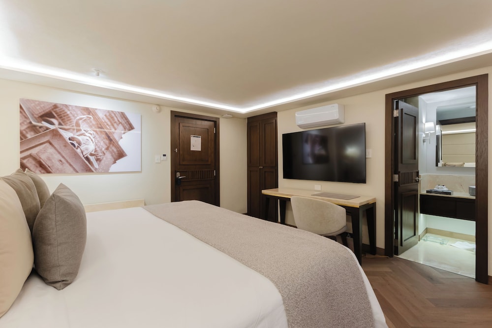 ROOM, KING BED