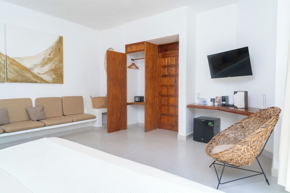 Enigmatic Boutique Hotel 30/44
