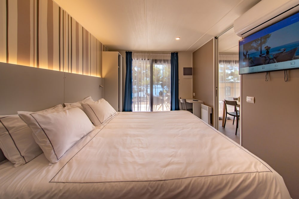 2 Bedrooms, Mobile Home, Premium, 1 King and 1 Single Beds, Bunk Bed, Sofa, Terrace
