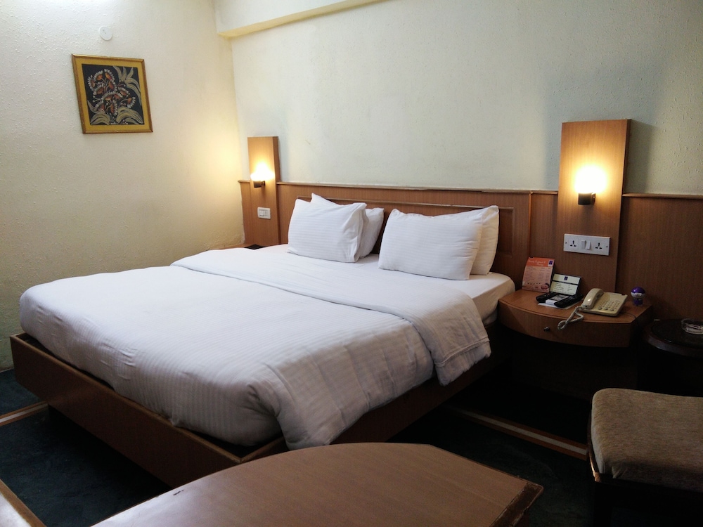 EMPIRES HOTEL 25/68