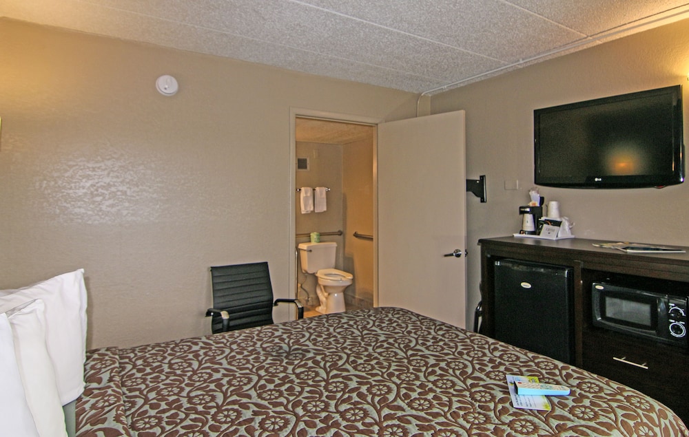 Economy Suites Springfield - I-44 8/43