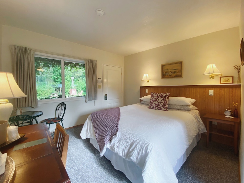 Emerald Valley Inn 9/74