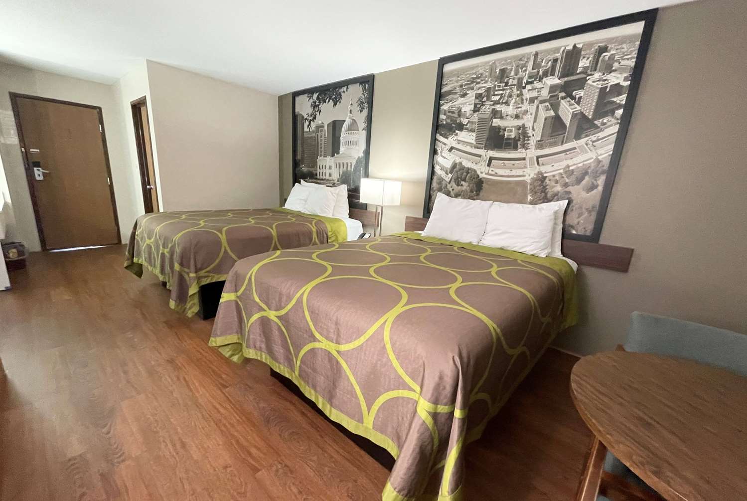 Super 8 by Wyndham Eureka/Six Flags Nearby 13/19