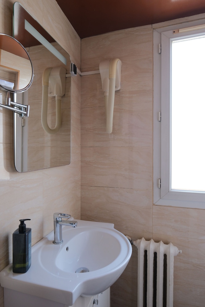 Hipotel Paris Voltaire Bastille 54/55