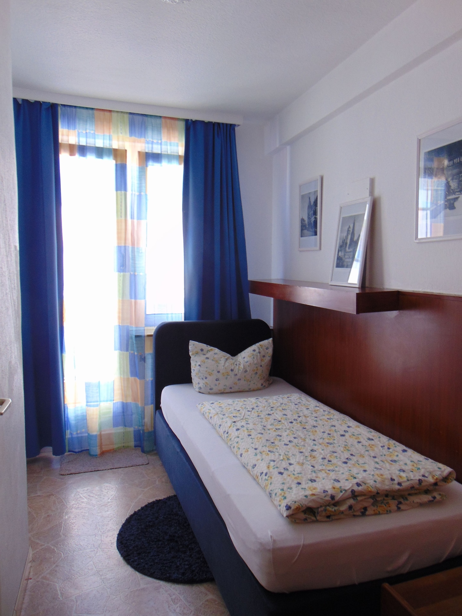 ROOM, SINGLE