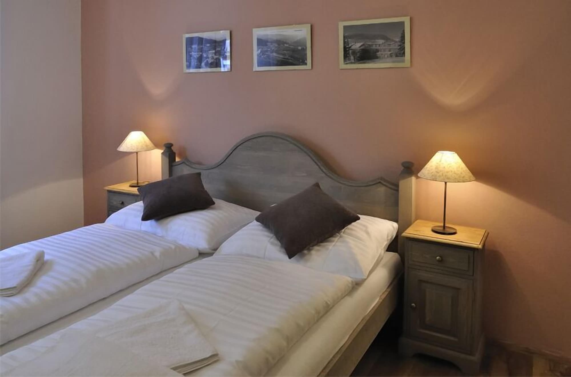 ROOM, DOUBLE BED
