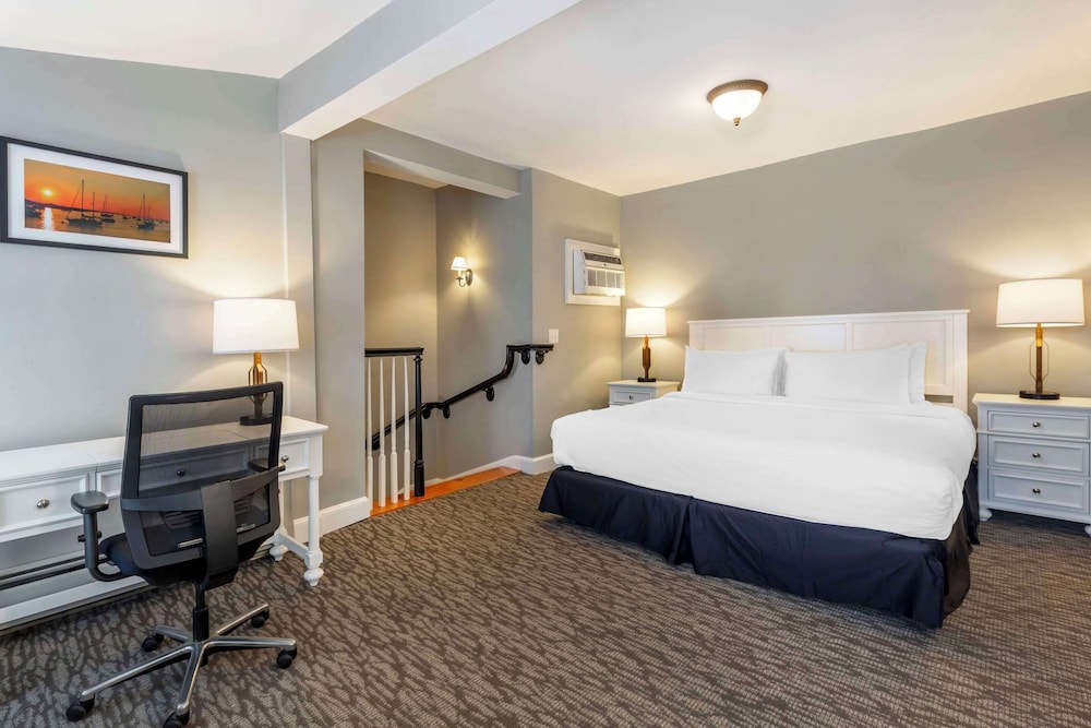 Suite, Queen Bed, Sofa