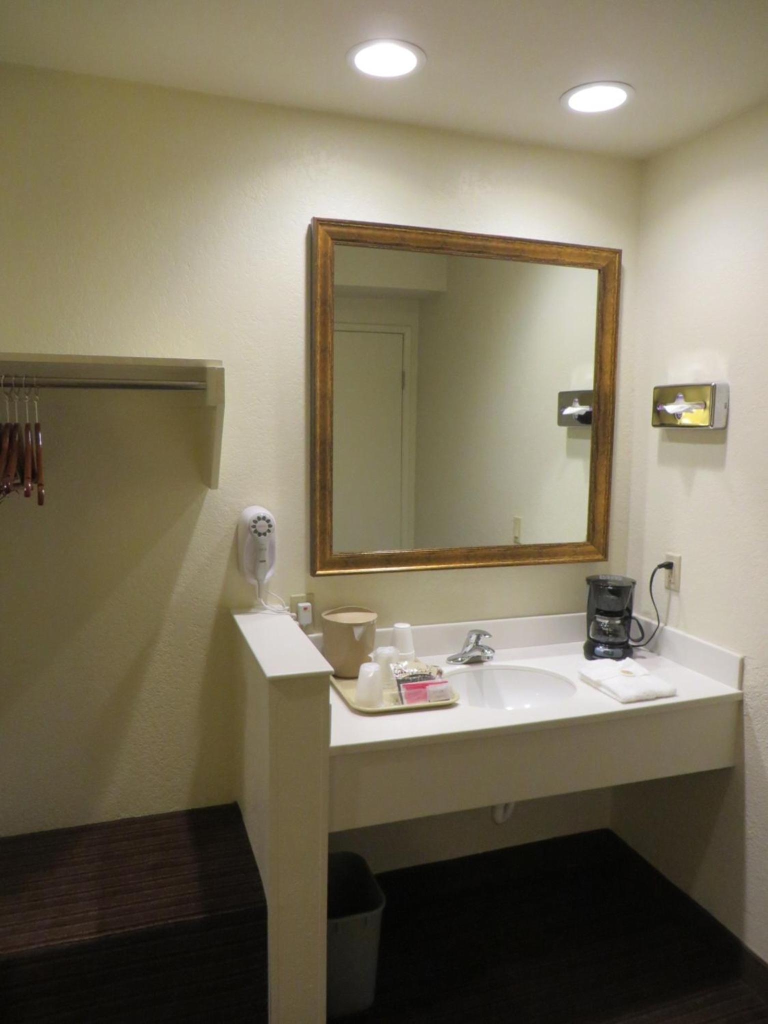 غرفة تنفيذية بسريرين كوين، Anaheim Desert Inn and Suites 3/4