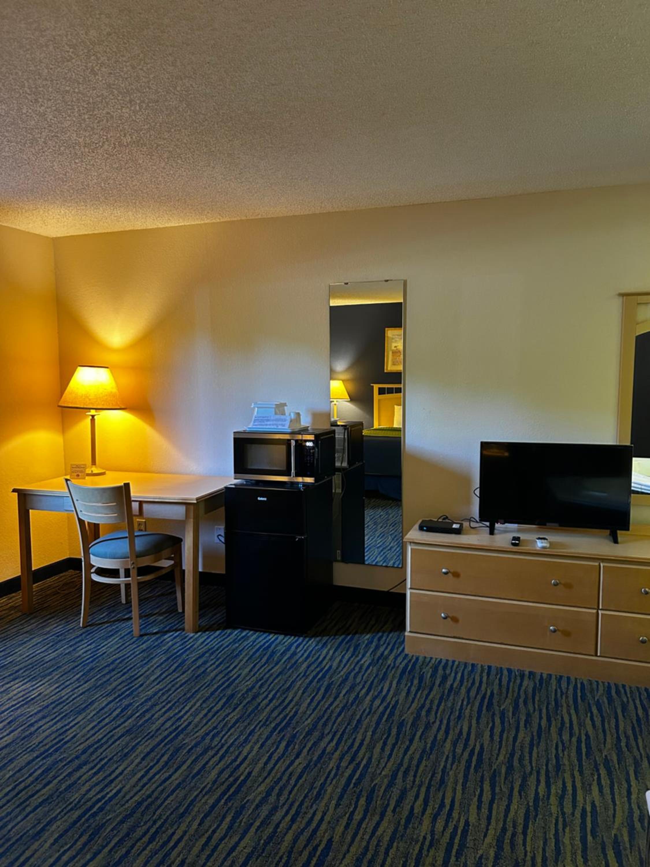 Ameristay Inn & Suites 17/19