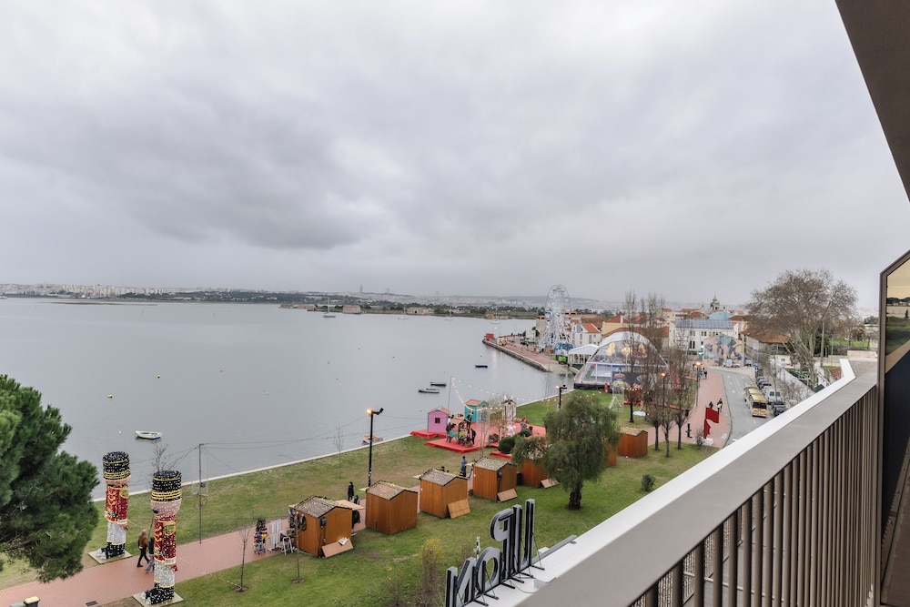 Upon Harbor - Seixal Bay Hotel 3/50