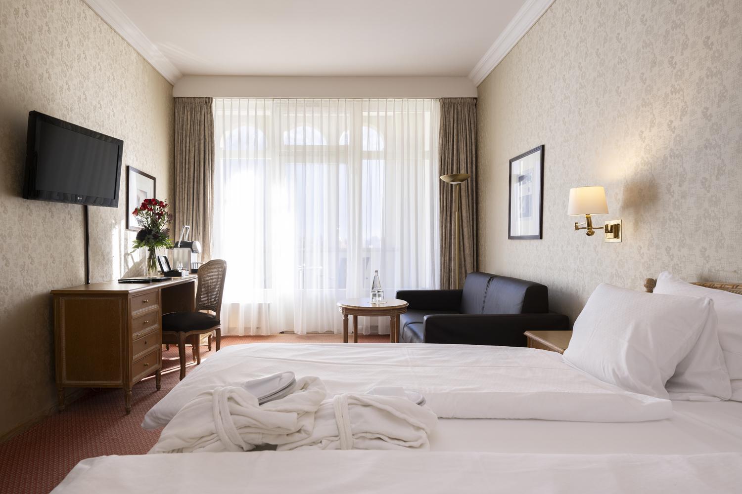 غرفة ديلوكس بسرير كينج بإطلالة على الجبل بشرفة، Grand Hotel Beau Rivage 4/10