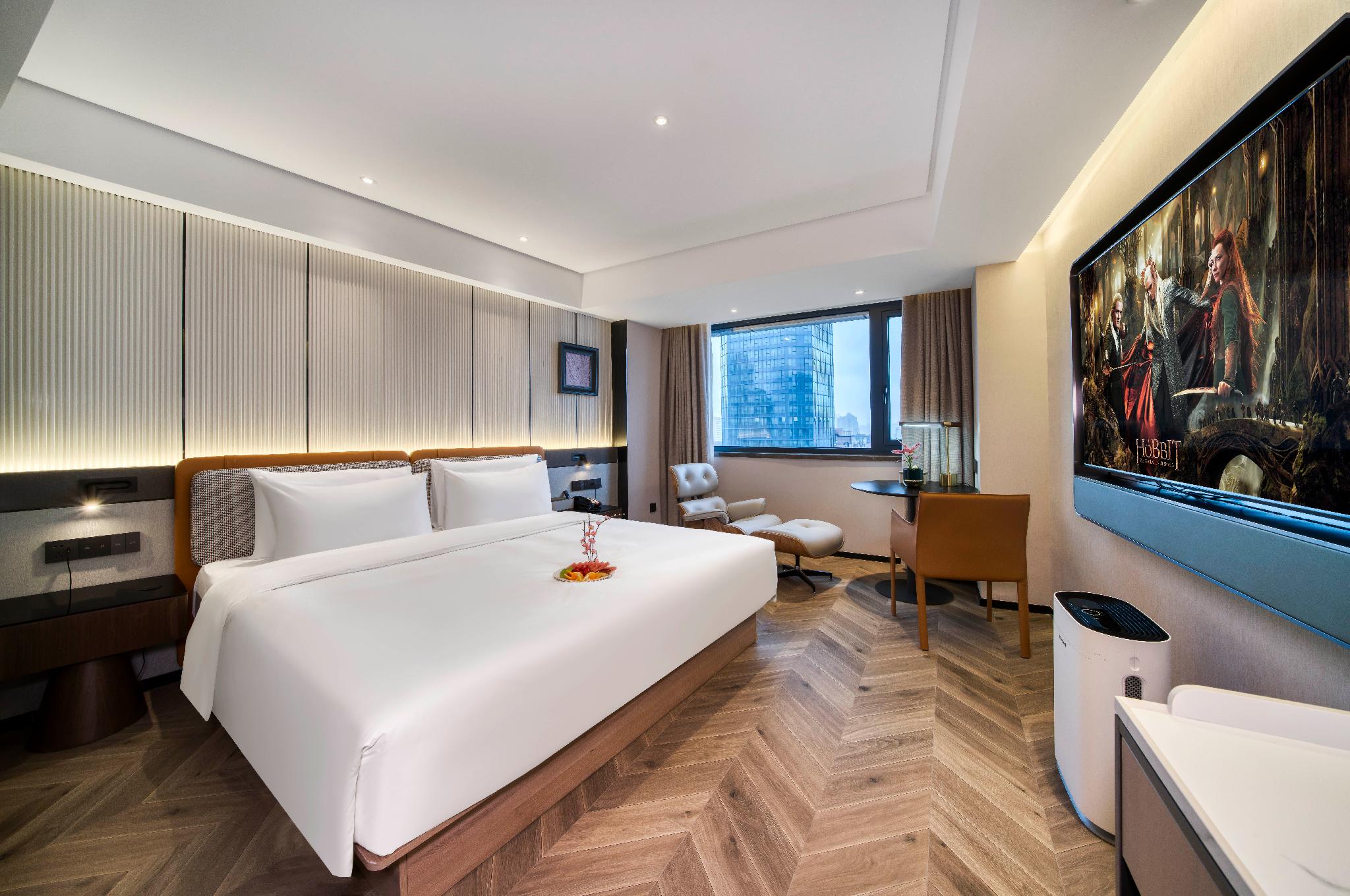 Jimu, Queen Bed, City View