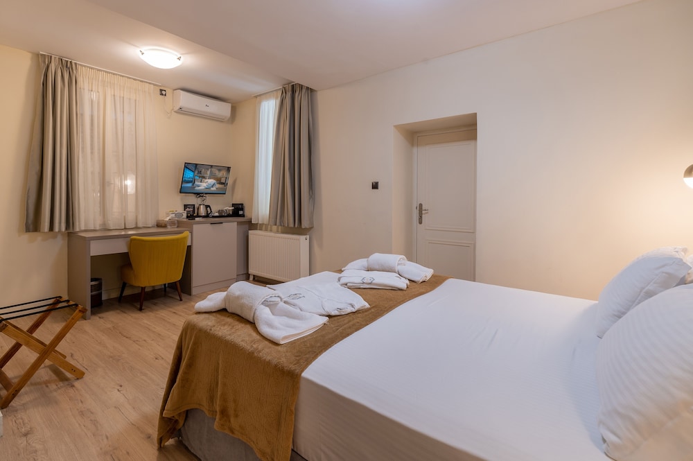 Plaka Arch Suites 9/41