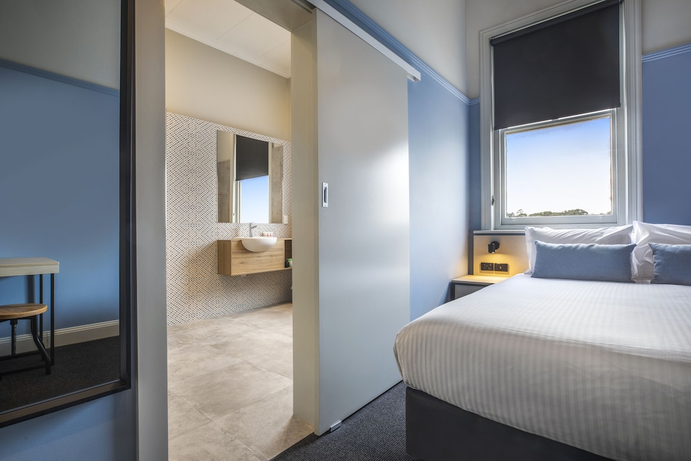 Federal Hotel 25/73